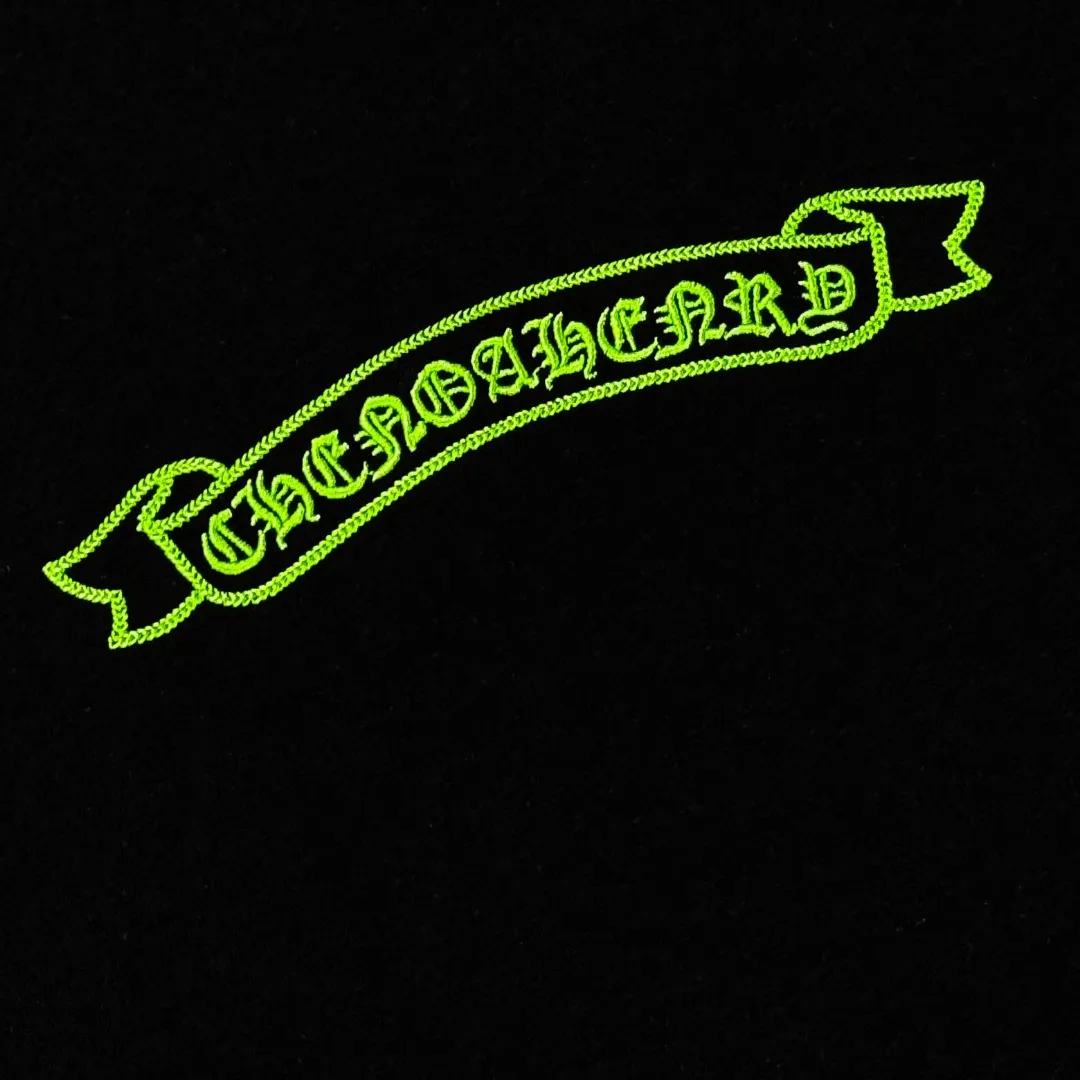 P180 Chrome Hearts 25 high-end versions. The fabric is made of 300 grams of high-density pure cotton. It does not deform or shrink. It has three labels. It is the same style for men and women. Technology: patch embroidery + original development hardware. Color: white, black. SIZE: S-XL.